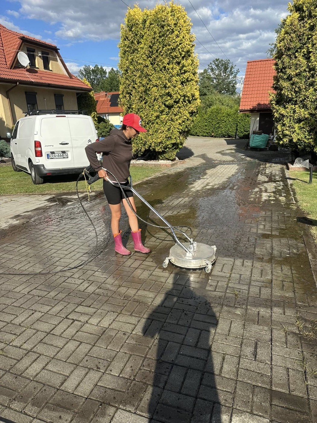Mycie podjazdu myjką rotacyjną w trakcie pracy