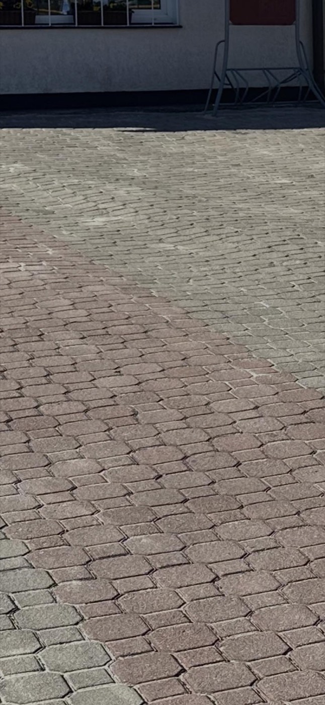 Podjazd częściowo umyty — widoczna różnica koloru